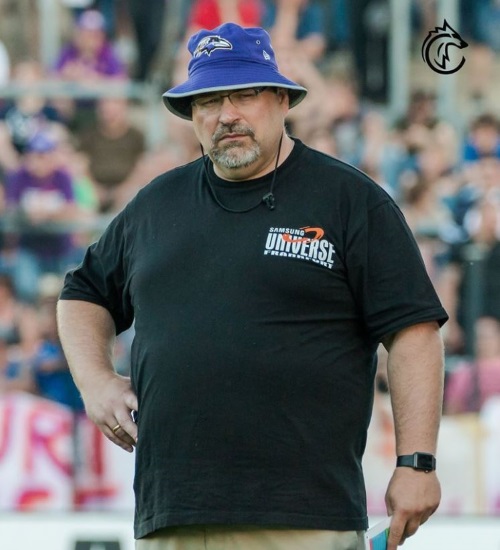 Juergen Hoffmann coacht Sentinels O-Line