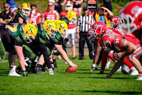 Die kräftigen Linespieler der Cologne Crocodiles und Amsterdam Crusaders stehen sich gegenüber