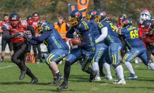 Assindia Cardinals Quarterback Martin Chromik (11) läuft selbst mit dem Ball