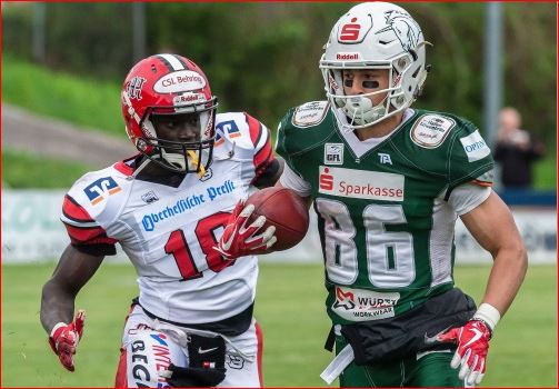 Nate Robitaille, Schwäbisch Hall Unicorns, rennt einem Marburger Spieler davon