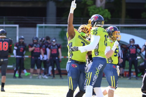 LB Stephon Toomer (1) bejubelt eine gelungene Aktion der Defense im letzten Spiel gegen die Cologne Falcons