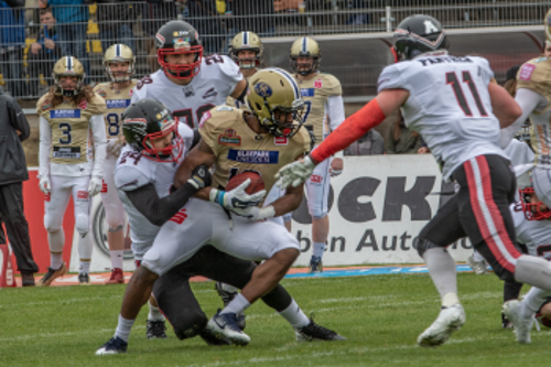 Ballträger der Dresden Monarchs gegen Düsseldorf Panther