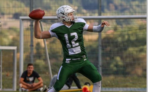 Alexander Honig, Quarterback der Schwäbisch Hall Unicorns wirft den Ball