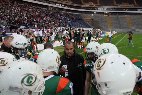 Archivbild: German Bowl 2010 in Frankfurt Kiel Baltic Hurricanes mit Coach Essume gegen die Berlin Adler