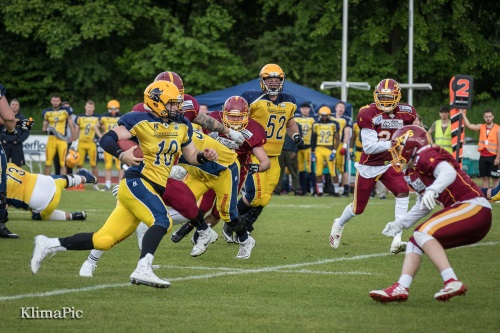Ryan Sample #10, Elmshorn Fighting Pirates läuft mit dem Ball