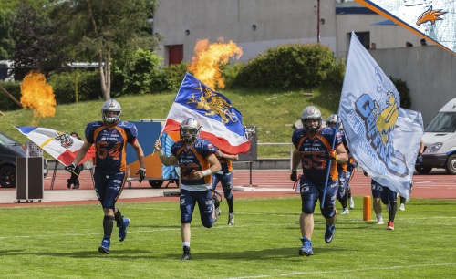 Rostock Griffins laufen mit Feuer und Fahnen ein