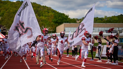 Marburg Mercenaries laufen mit Fahnen ins Stadion