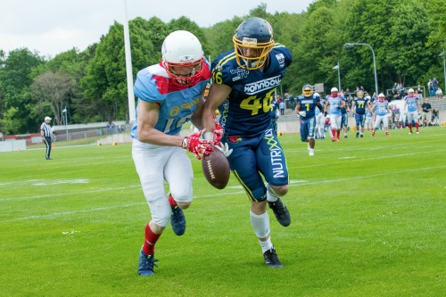 Linus Waydhas #46, Defense Back der Cardinals verhindert einen Catch