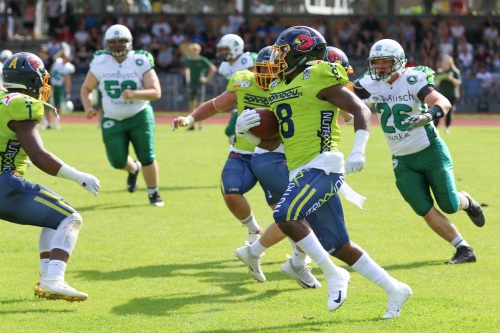 WR Dionne Thrweatt-Vassar (8) trägt den Ball nach einem zu kurzen Fieldgoalversuch Bielefelds über 100 Meter weit in die gegnerische Endzone