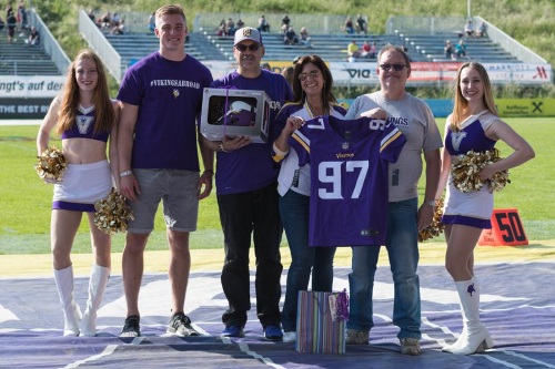 Bernhard Raimann, Vikings-Export an der Central Michigan University und Kiki Klepsch, Dacia Vikings PR, überreichten die Tombola-Preise, zur Verfügung gestellt von den Minnesota Vikings, an die Gewinner Günter Illetschko (3.v.l.) und Robert Birner (2.v.r.