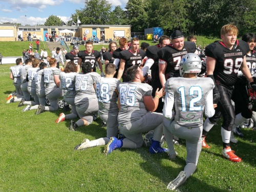 Die Darmstadt Diamonds bilden eine Gasse für die Saarland Hurricanes
