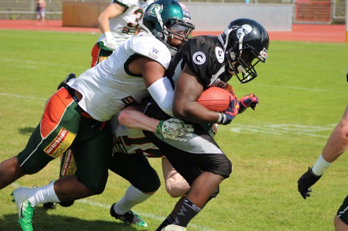 CJ Davis, Kiel Baltic Hurricanes tackelt einen Berliner Angreifer