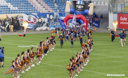 Rostock Griffins laufen ins Stadion ein