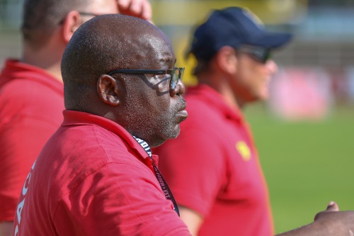 Headcoach der Assindia Cardinals Sherman "DJ" Anderson an der Seitenlinie