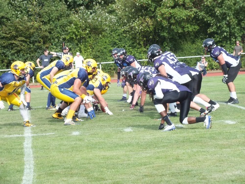 Die Lines der Elmshorn Fighting Pirates und Langenfeld Longhorns stehen sich gegenüber
