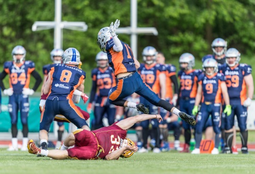 Rostock Grffins Ballträger überspringt Gegenspieler der Troisdorf Jets