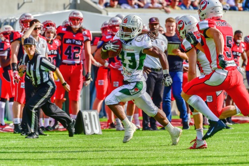 Jerome Manyema, Schwäbisch Hall Unicorns, läuft mit dem Ball