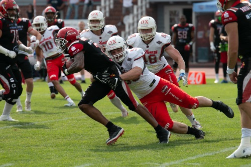 Dominic Siegel, New Yorker Lions Braunschweig, stoppt den Berliner Ballträger