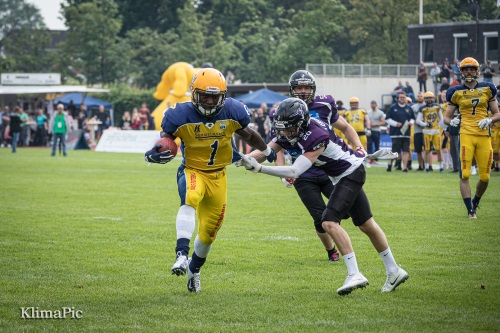 Khairi Dickson erzielt den ersten Touchdown für die Fighting Pirates