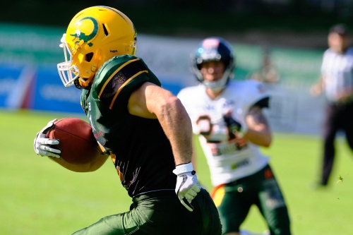 Die Cologne Crocodiles tragen den Ball gegen Baltic Hurricanes