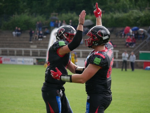 Zwei Spieler der Solingen Paladins freuen sich über Sieg