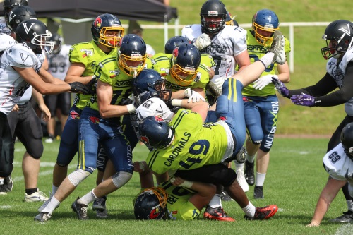 DL Maximilian Purcel (49) hängt sich richtig rein und hält mit der Defense die Vampires in Schach