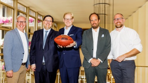 vlnr: Patrik Meyer, Robert Huber, Markus Frank, Daniel von Busse und Carsten Dallkowski verkünden Frankfurt als Austragungsort des German Bowls