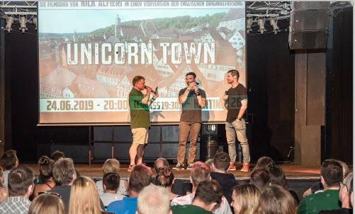 Nick Alfieri (Mitte) am Montagabend im Gespräch mit Unicorns-Pressesprecher Axel Streich (links) und Brent Craft, der den Film mitproduziert hat.