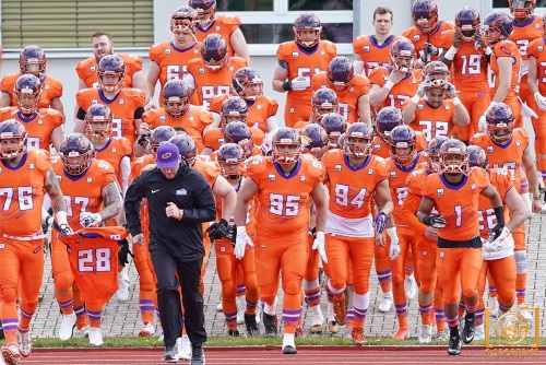 Frankfurt Universe in orangenen Auswärtstrikots beim Einlauf