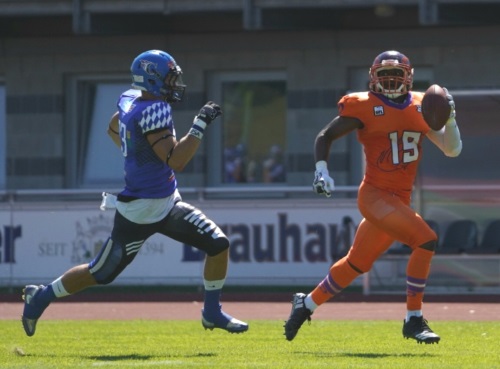 Fernando Lowery von Frankfurt Universe #19 kann beim Return dem Spieler der Allgäu Comets entwischen