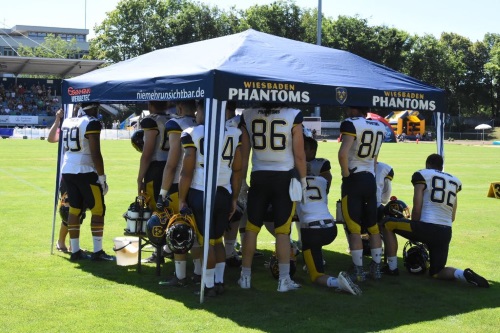 Die Wiesbaden Phantoms suchen Schutz vor der Sonne in Biberach