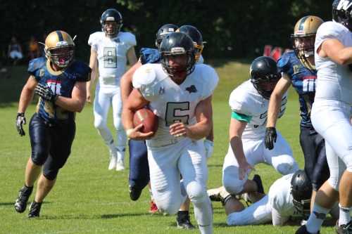 Florian Eichinger läuft zum Touchdown für die Kichdorf Wildcats II gegen Dachau Thunder