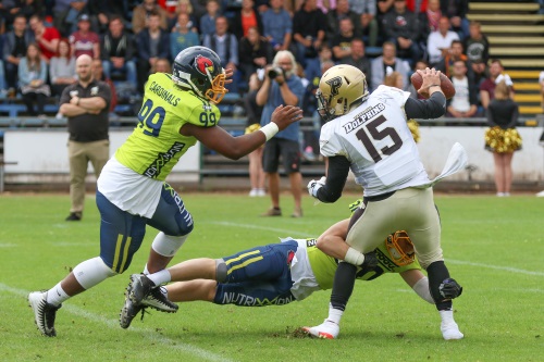 DB Birger Bock (30) und DL Jahn Perez (99) auf der Jagd nach dem Paderborner QB Kyle Faunce (15)
