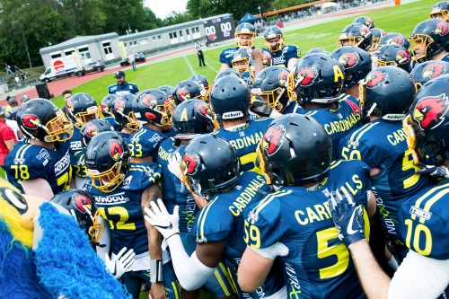 Die Men in Blue der Assindia Cardinals schwören sich auf das Spiel ein.