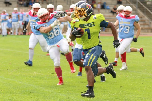 LB Stephon Font-Toomer (1) trägt den abgefangenen Ball bei seiner ersten von zwei Interceptions zu 6 Punkten zurück in die Bonner Endzone.