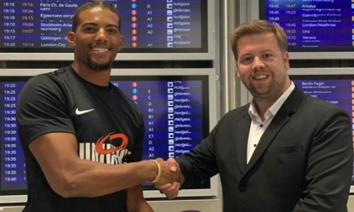 Anthony Mahoungou wird von Alexander Korosek am Flughafen begrüßt