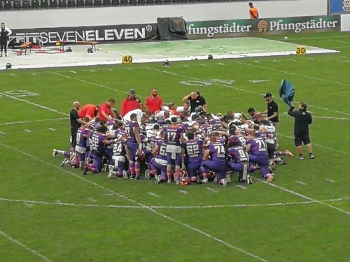 Die Spieler und Trainer von Frankfurt Universe und Kirchdorf Wildcats beten gemeinsam für Maxi
