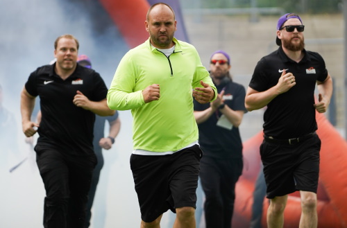 Thomas Kösling, Interims Headcoach Frankfurt Universe, läuft mit der Coaching Crew ein