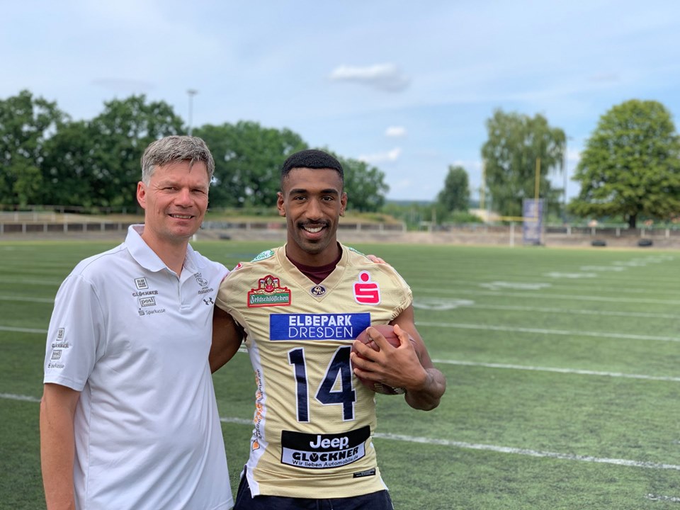 Dresden Monarchs Headcoach Ulrich Däuber bergrüßt den neuen Widereceiver Jordan Bouah