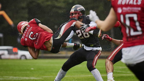 Flugeinlage eines Potsdam Royals Spielers beim Sieg gegen die Düsseldorf Panther