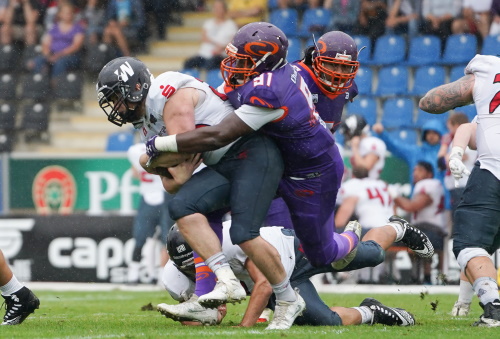 Frankfurts Universe Felix Ntwa beim Tackle eines Kirchdorf Wildcats Spieler
