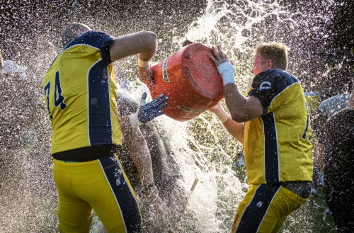 Wasserdusche für die Coaches der Elmshorn Fighting Pirates