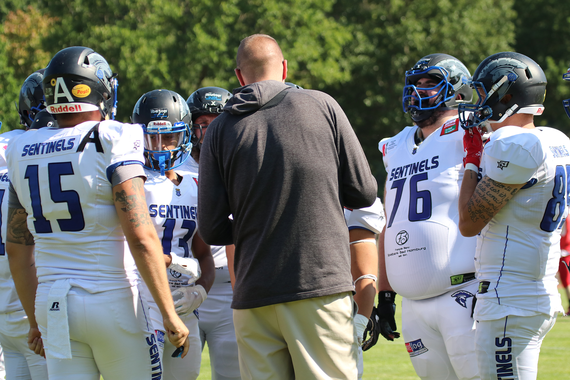 Bad Homburg Sentinels Trainerbesprechung an der Seitenlinie