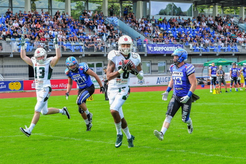 Aurieus Adegbesan, Schwäbisch Hall Unicorns, auf dem Weg in die Endzone