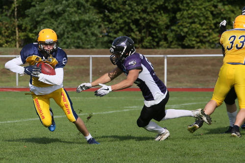 Julien Trekel, Elmshorn Fighting Pirates, läuft mit dem Ball