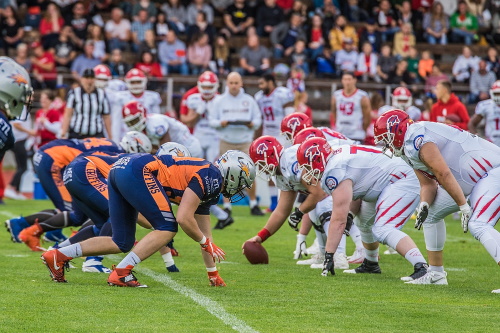 Die Lines der Rostock Griffis und Lübeck Cougars stehen sich gegenüber