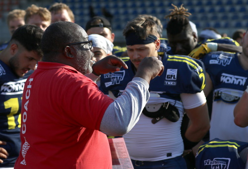 Headcoach der Assindia Cardinals Sherman "DJ" Anderson an der Seitenlinie