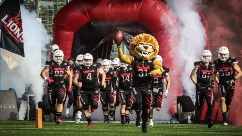 Einlauf der NewYorker Lions Braunschweig mit ihrem Maskottchen Hank