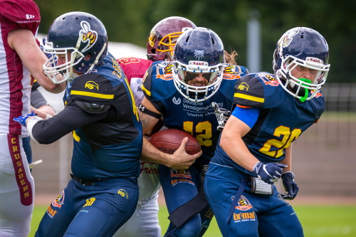 Tim Marburger #40 und Marcel Pfannkuchen #26 schaffen eine Lücke für Richard Nelson #12,