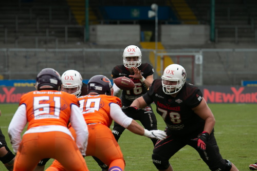 Quarterback Sonny Weishaupt #16, führt die NewYorker Lions im Halbfinale zum Sieg gegen Frankfurt Universe